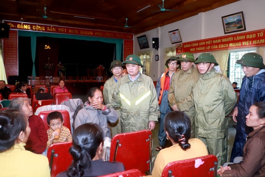 Bí thư Tỉnh ủy động viên người dân ở Nghi Lộc phải sơ tán do mưa lũ