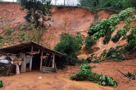 Anh Sơn, Con Cuông sạt lở núi mạnh, di dời khẩn cấp nhiều hộ dân