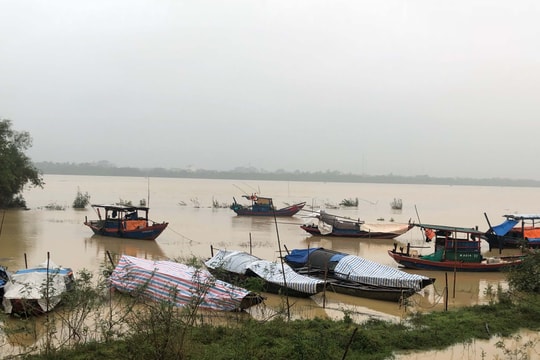 Lo nước lũ, người dân ngoài đê Hưng Hòa lên thuyền ngủ  