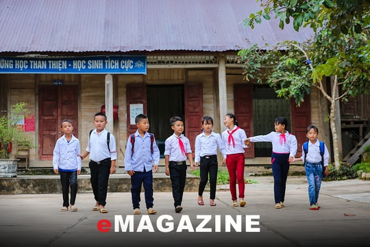 Đường đến trường của học trò Mông ở Phá Kháo