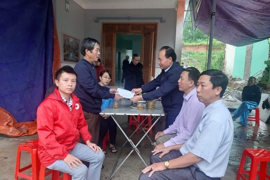 Phát hiện thi thể nữ công nhân cùng xe máy dưới cống nước