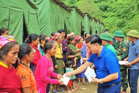 Huyện Kỳ Sơn trao quà hỗ trợ người dân xã Mường Típ, Mường Ải