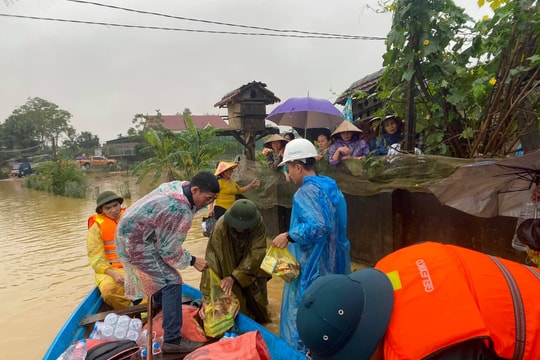 Nhiều đoàn thiện nguyện về với tâm lũ ở Nghệ An