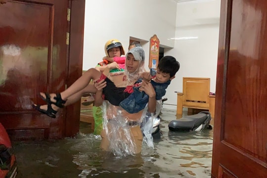 Xúc động hình ảnh thanh niên tình nguyện giúp dân chạy lụt