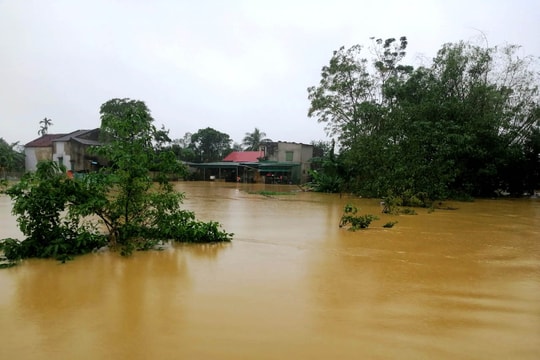 Nước sông lũ dâng cao hàng ngàn hộ dân ngoài đê Sông Lam bị cô lập hoàn toàn