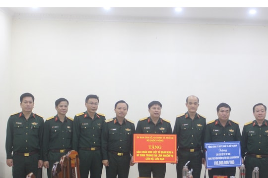 Bộ Quốc phòng trao 223 triệu đồng hỗ trợ con các liệt sỹ hy sinh ở Rào Trăng 3 và Đoàn 337