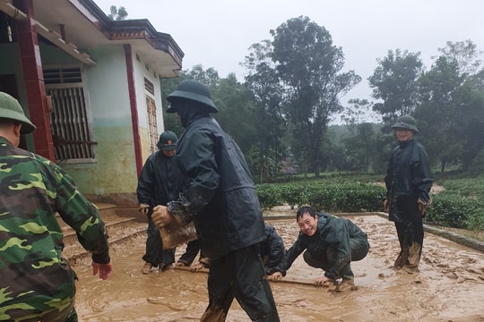 Chiến sỹ biên phòng giúp dân Thanh Chương dọn dẹp sau lũ
