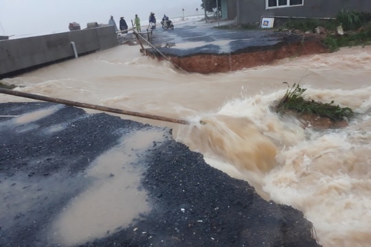 Nhiều tuyến đường giao thông ở Nghi Lộc bị chia cắt, sạt lở vì mưa lũ