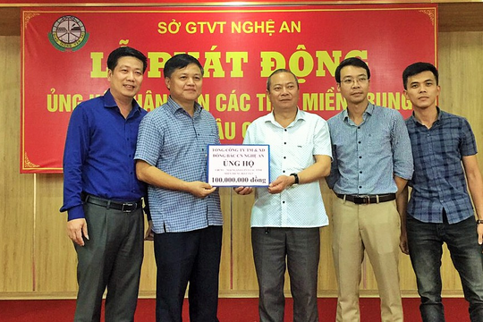 Chi nhánh Tổng Công ty TM và XD Đông Bắc, Công ty TNHH tại Nghệ An ủng hộ 100 triệu đồng người dân bị lũ lụt
