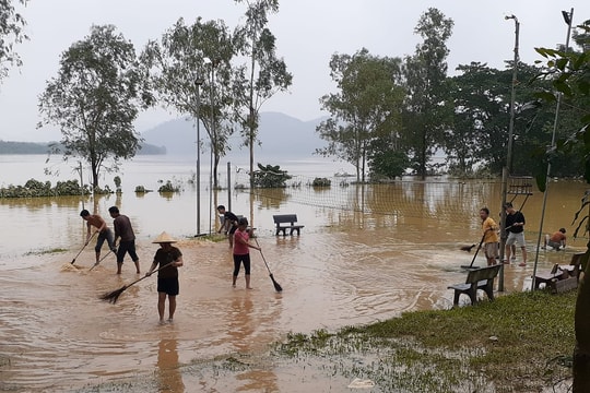 Chính quyền, nhân dân vùng hạ huyện Thanh Chương khẩn trương 'vượt lũ'  
