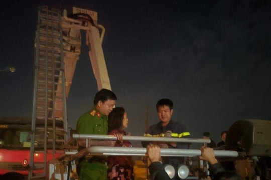 Giải cứu một phụ nữ mắc kẹt trên cột điện