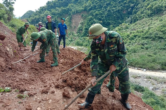 'Đào đất, cất đá' khắc phục sạt lở để thông đường khu vực biên giới Nghệ An