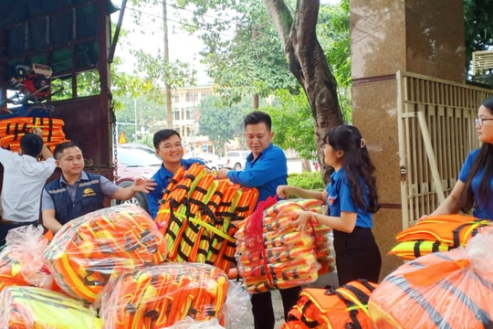 Tỉnh đoàn Nghệ An tiếp nhận và trao hàng hóa hỗ trợ cho người dân vùng lũ