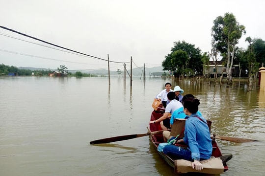 CDC Nghệ An kiểm tra, hướng dẫn phòng chống dịch bệnh tại vùng lũ