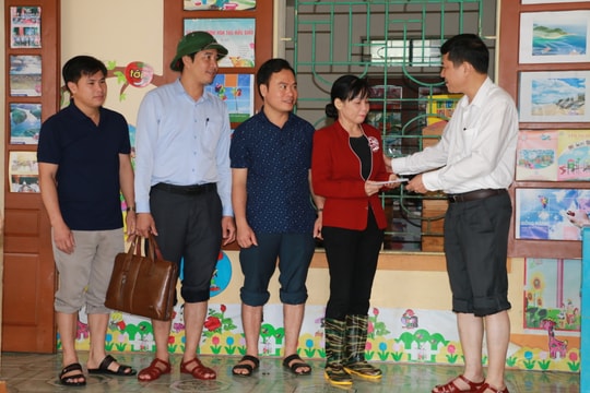 Ngành giáo dục Nghệ An kiểm tra, hỗ trợ các trường học khắc phục ngập lụt