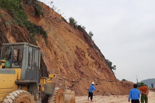 Trên đỉnh Rú Nguộc (Thanh Chương) còn nhiều khối đá lớn có thể đổ sụp xuống QL46 