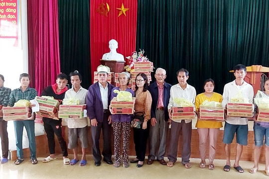 Hội Hỗ trợ gia đình liệt sỹ tỉnh Nghệ An trao tiền hỗ trợ người dân vùng lũ Hưng Nguyên và Thanh Chương  