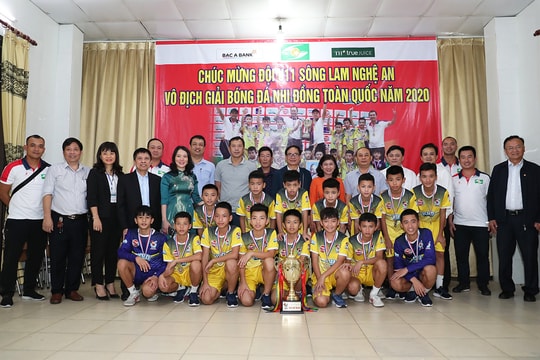 Sông Lam Nghệ An đón đội U11 cùng cúp vô địch toàn quốc 2020
