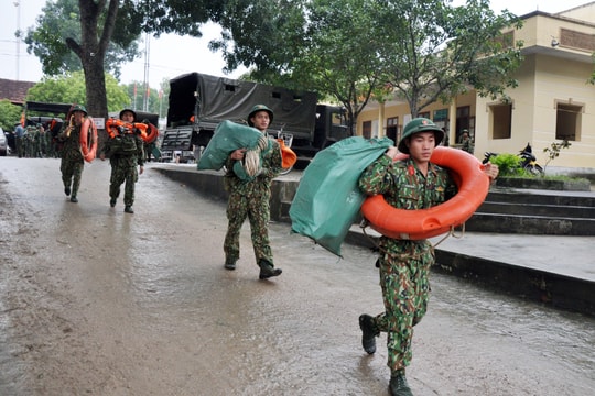 Bộ đội về phơi thóc, sửa cầu, khám bệnh cho người dân vùng lũ