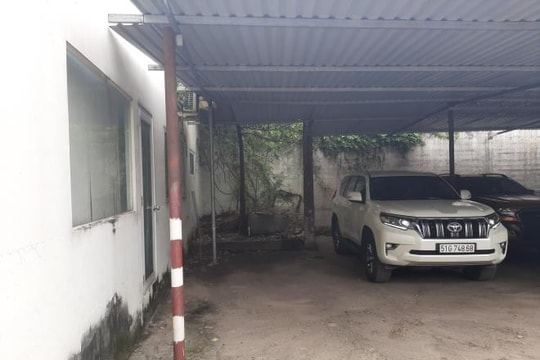 Phát hiện thi thể người đàn ông có vết cứa sâu ở cổ trong bãi xe