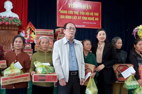 Hội Hỗ trợ gia đình liệt sỹ tỉnh Nghệ An trao tiền hỗ trợ người dân vùng lũ Yên Thành