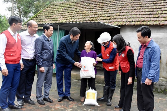 Hội Chữ thập đỏ Việt Nam trao 330 triệu đồng hỗ trợ nhân dân vùng ngập lụt      