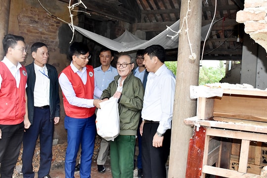 Hội Chữ thập đỏ Nghệ An trao gần 200 triệu đồng hỗ trợ người dân vùng ngập lụt
