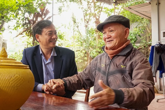 Báo Nghệ An thăm, tặng quà cán bộ nghỉ hưu nhân dịp kỷ niệm ngày thành lập cơ quan