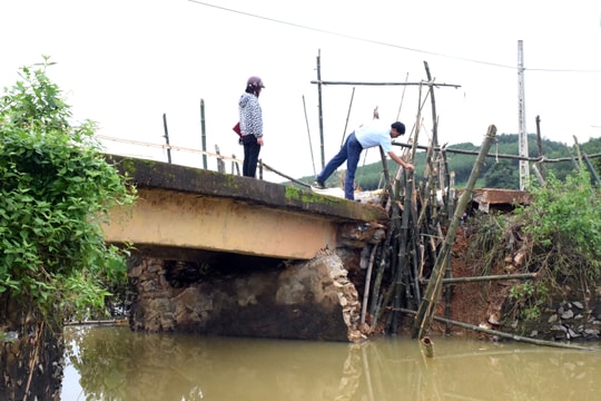 Nghệ An: Cầu sập, cô lập cả xóm 