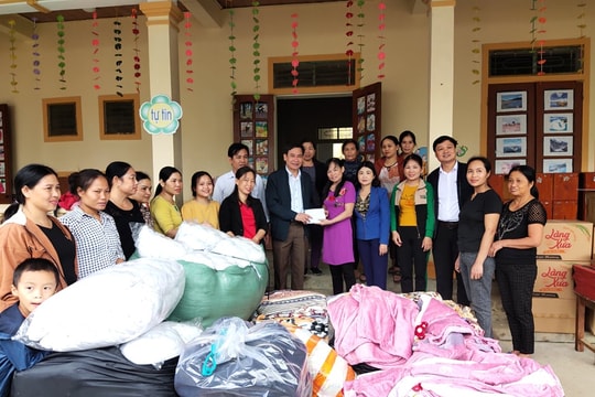 Ban Tuyên giáo Tỉnh ủy trao quà hỗ trợ khắc phục hậu quả lũ lụt ở Thanh Chương