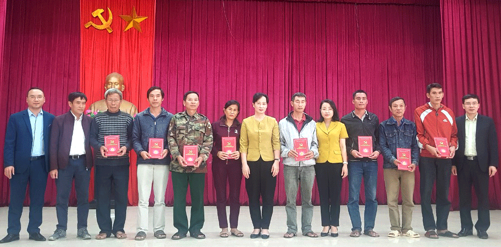 Đảng ủy Khối Doanh nghiệp tỉnh trao quà hỗ trợ khắc phục hậu quả lũ lụt ở Hưng Nguyên