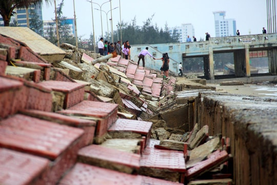 Kè biển tại thị xã Cửa Lò tan hoang sau mưa bão