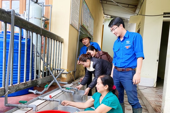 Đoàn Khối Các cơ quan tỉnh lắp đặt máy khử khuẩn nguồn nước cho người dân vùng lũ