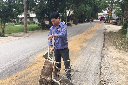 Người tham gia giao thông thoát nạn nhờ nhân viên gác chắn rải cát chống trơn trượt