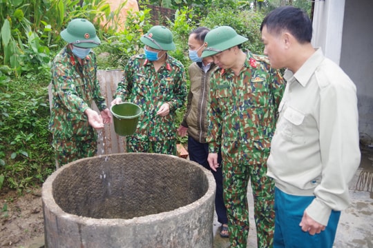 Bộ đội giúp dân xử lý môi trường, phun tiêu độc khử trùng sau lũ