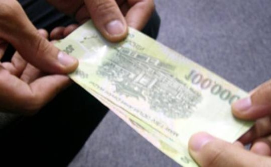 Hai cha con nông dân nhặt được 9,6 triệu đồng tìm người trả lại