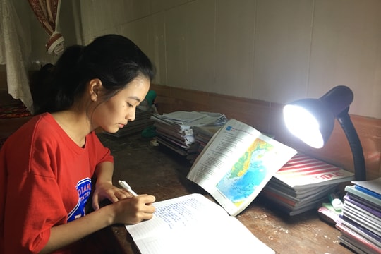 Nữ sinh nhà nghèo chia sẻ bí quyết đạt thủ khoa môn Địa lý