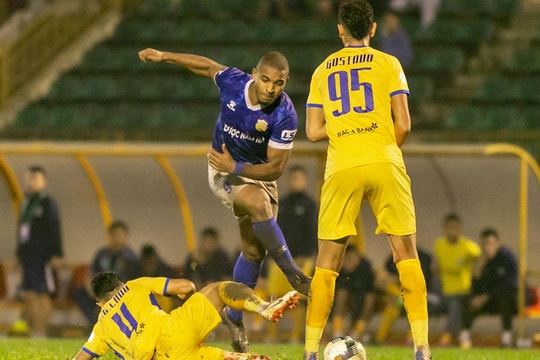 Dạo quanh phiên chợ V.League