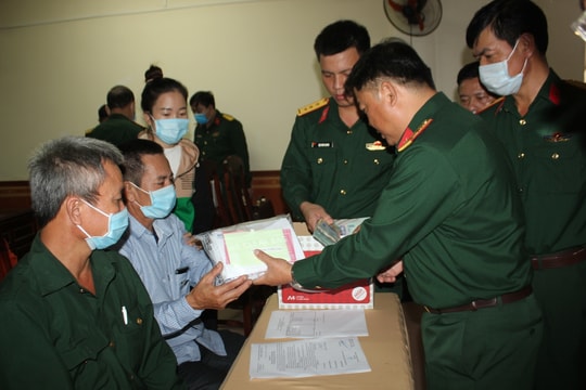 Quân khu 4 hướng dẫn, tiếp nhận hồ sơ vợ, con liệt sỹ hy sinh tại Rào Trăng và Đoàn 337