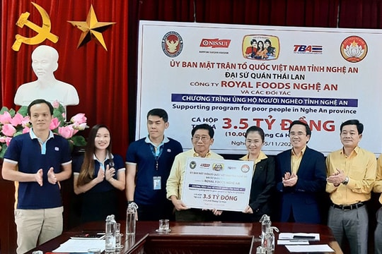 Ủy ban MTTQ Việt Nam tỉnh Nghệ An tiếp nhận 10 ngàn thùng cá hộp ủng hộ người nghèo