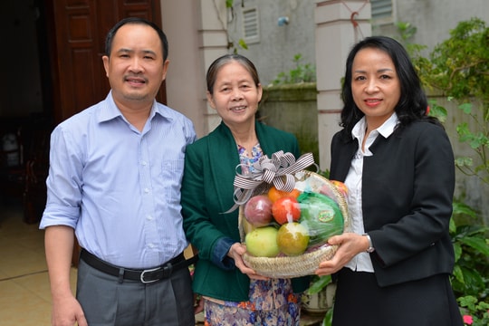 Báo Nghệ An thăm, tặng quà cán bộ nghỉ hưu nhân dịp kỷ niệm ngày thành lập cơ quan