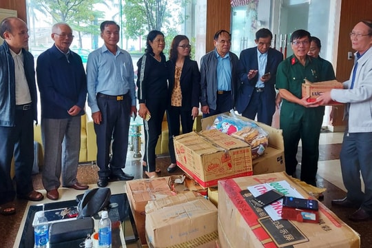 Hội Hỗ trợ gia đình liệt sỹ tỉnh trao hơn 143 triệu đồng cho người dân vùng lũ Quảng Bình