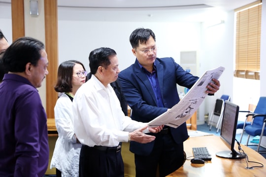 Nguyên Bộ trưởng Bộ TT&TT Lê Doãn Hợp gặp gỡ, trao đổi với cán bộ, phóng viên Báo Nghệ An