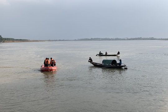 Tìm kiếm nam thanh niên nghi nhảy cầu tự vẫn ở sông Lam