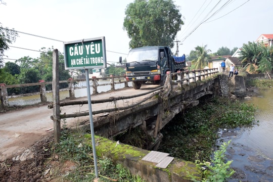 Cầu gần 40 năm tuổi ở Nghệ An nguy cơ sập sau lũ