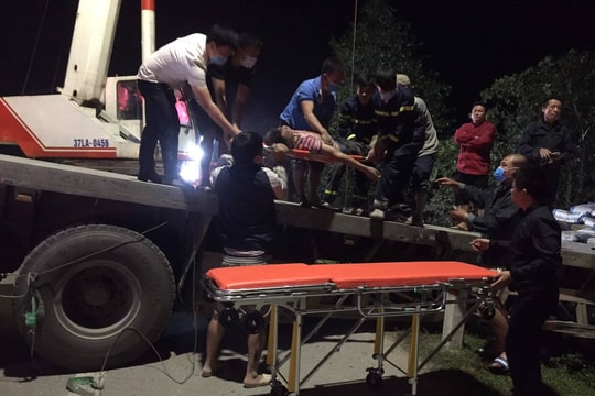 Xe đầu kéo chở xi măng lao thẳng xuống ruộng, tài xế tử vong 