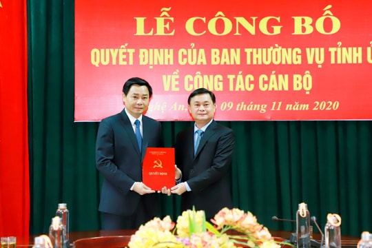 Trao Quyết định phân công đồng chí Hồ Lê Ngọc giữ chức Trưởng ban Nội chính Tỉnh ủy Nghệ An