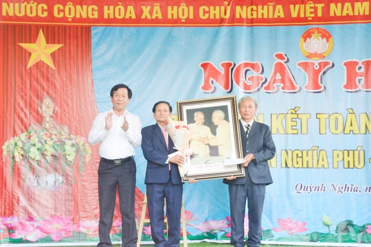 Trưởng Ban Tổ chức Tỉnh ủy chung vui Ngày hội Đại đoàn kết với người dân vùng biển Quỳnh Lưu