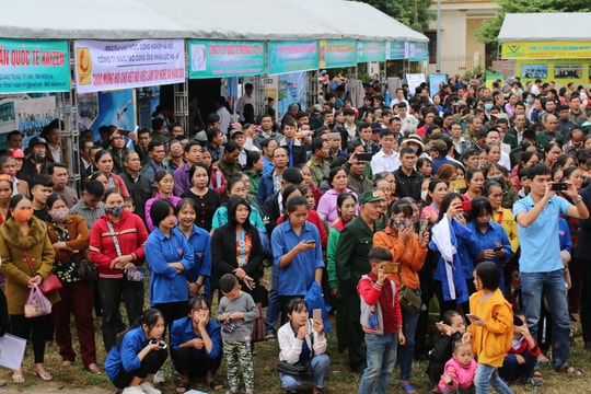 Hàng nghìn người dự Hội chợ giới thiệu việc làm ở huyện Tương Dương