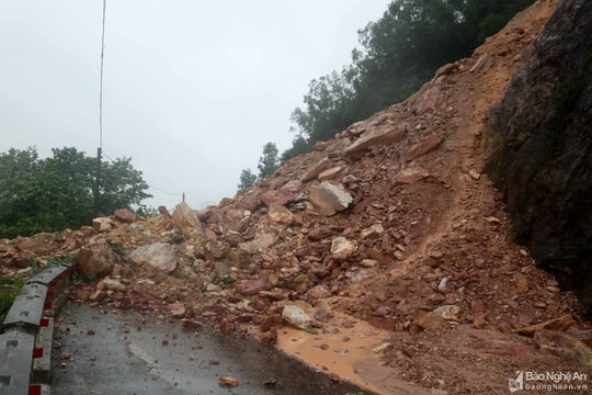 Sẽ nổ mìn phá đá tảng 'treo' trên mái Rú Nguộc ở Thanh Chương 